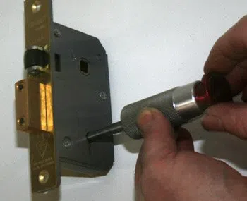 Edgewater CO Locksmith Store Edgewater, CO 303-814-0279 - 12-Changing-Locks